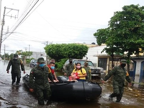 Efectivos de la Sedena aplican el Plan DN-III-E en beneficio de las personas afectadas por los fenómenos meteorológicos. Foto Cortesía Sedena