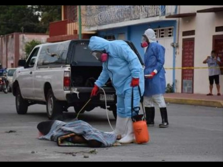 Demosthene Herold, migrante haitiano de 25 años que se encontraba en Tapachula, murió el domingo presuntamente de Covid-19, informó el presidente del Comité Ciudadano en Defensa de los Naturalizados y Afromexicanos, Wilner Metelus, quien expresó su inconformidad porque autoridades no recogieron el cadáver del joven, por lo que sus compañeros del cuarto que rentaba lo sacaron a la calle y ahí permaneció casi dos horas. Foto ‘La Jornada’