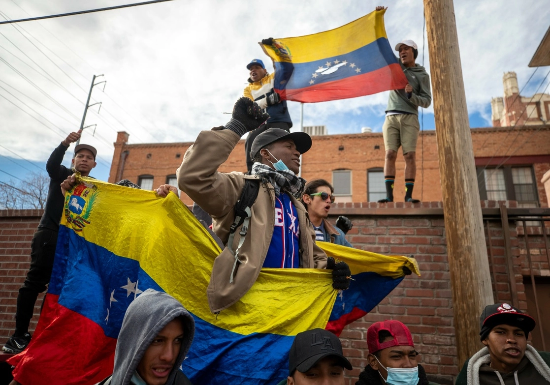 Migrantes venezolanos  frente a la Iglesia del Sagrado Corazón en el centro de El Paso, Texas. Foto Ap