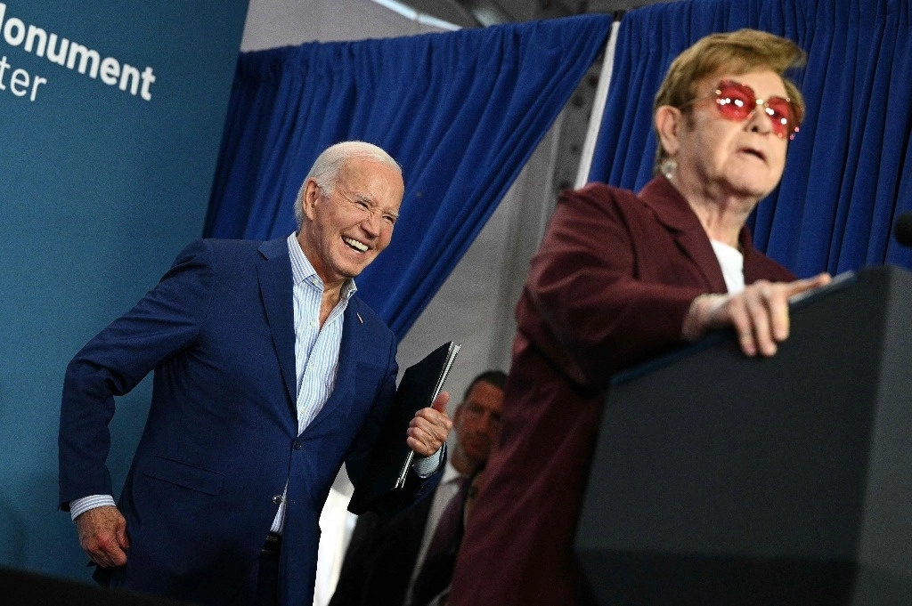 Elton John (derecha) fue el invitado presidencial a la apertura del museo alusivo a Stonewall, que inauguró Joe Biden (izquierda). Foto Ap Elton John (derecha) fue el invitado presidencial a la apertura del museo alusivo a Stonewall, que inauguró Joe Biden (izquierda). Foto Ap 