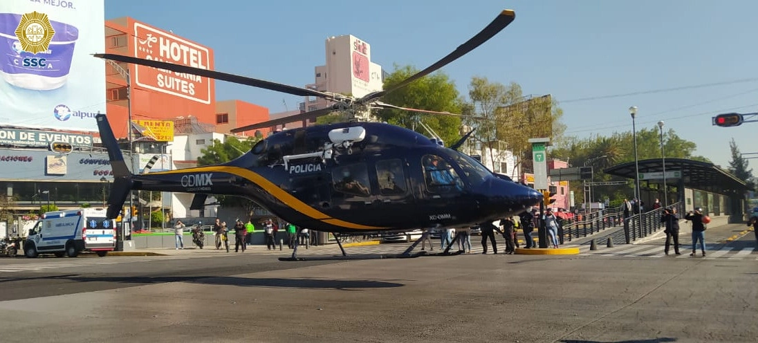 El helicóptero aterrizó en el cruce de las avenidas Cuauhtémoc y Baja California, donde se montó un dispositivo vial. Foto cortesía SSC
