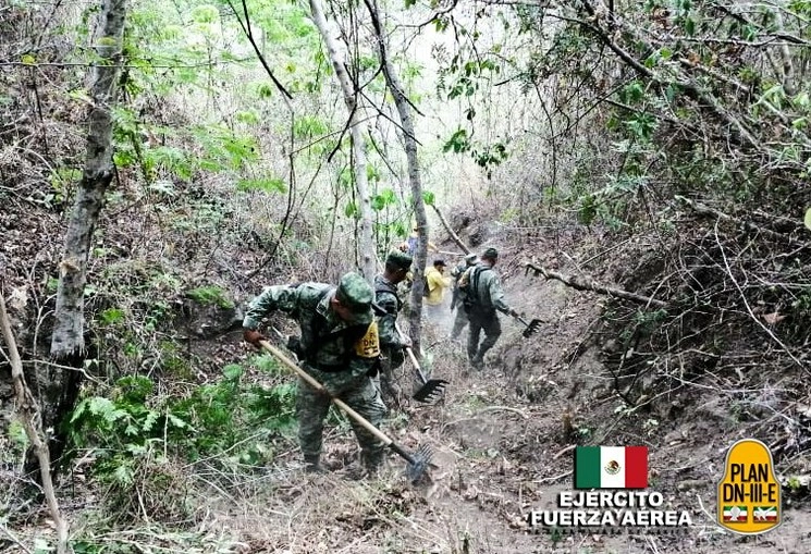 Elementos de la Ejército durante el combate a un incendio forestal. Foto Cortesía Sedena