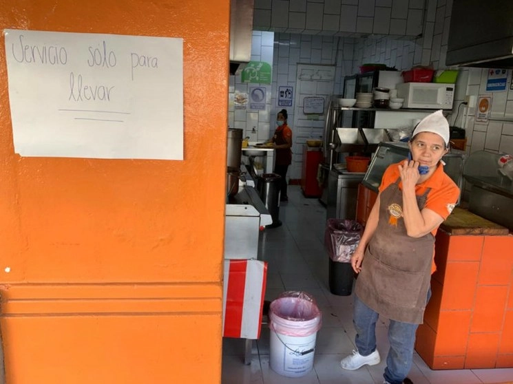Local de comida con servicio a domicilio, ante la contingencia por el Covid-19, en la colonia Narvarte de la Ciudad de México. Foto José Antonio López