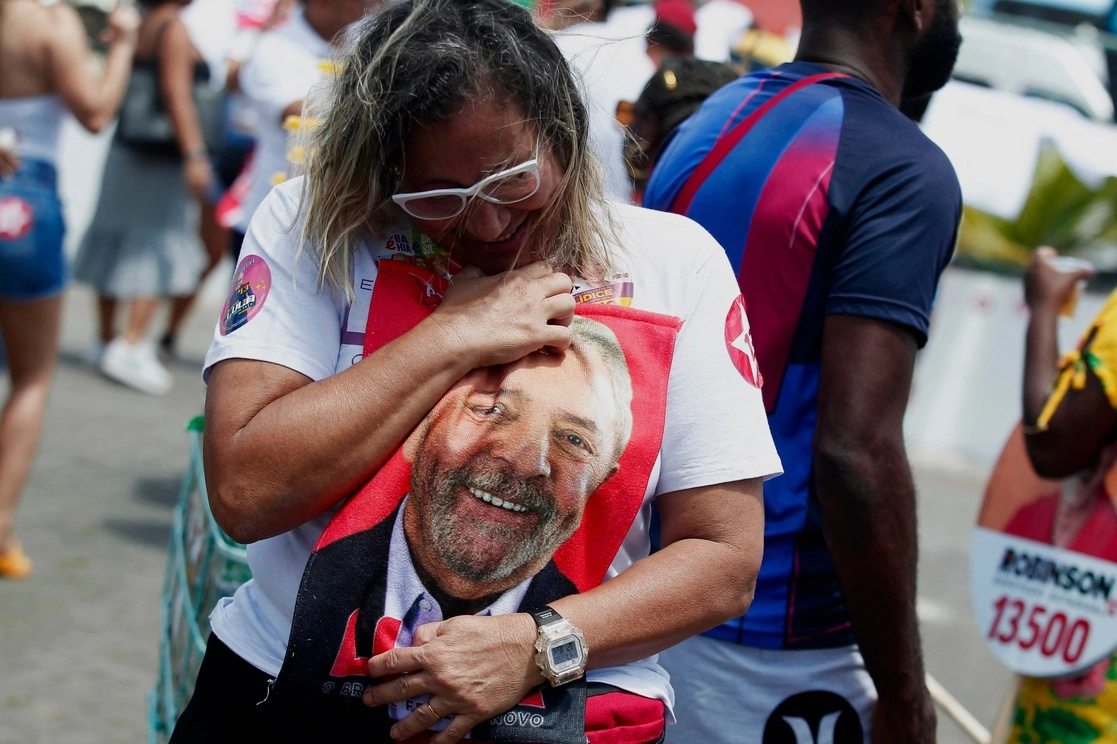 Partidaria del candidato presidencia Lula da Silva durante mitin en Salvador Bahía, Brasil, el 30 de septiembre de 2022. Foto Afp