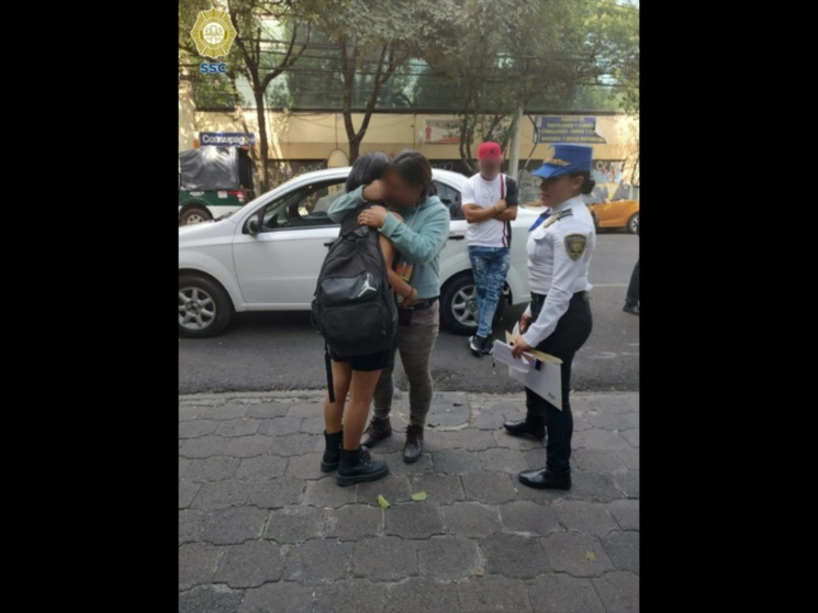 Los elementos de la SSC brindaron apoyo a una menor de 16 años que se encontraba extraviada y contaba con Alerta Amber en el Estado de México, el 6 de junio de 2023. Foto cortesía SSC
