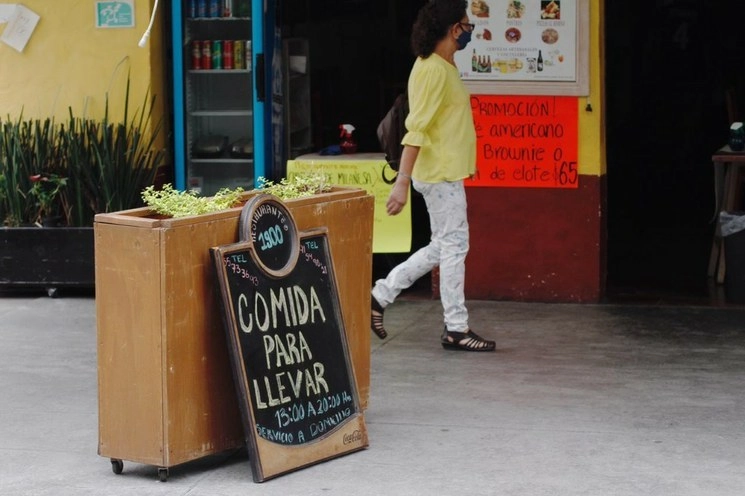 Comercios ofrecen servicio para llevar durante la crisis sanitaria por Covid-19. Foto Cristina Rodríguez