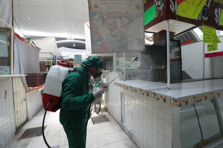 Sanitizacion del mercado Cosmopolita como medida de prevención de Covid-19, en la alcaldía Azcapotzalco. Foto Yazmín Ortega Cortés