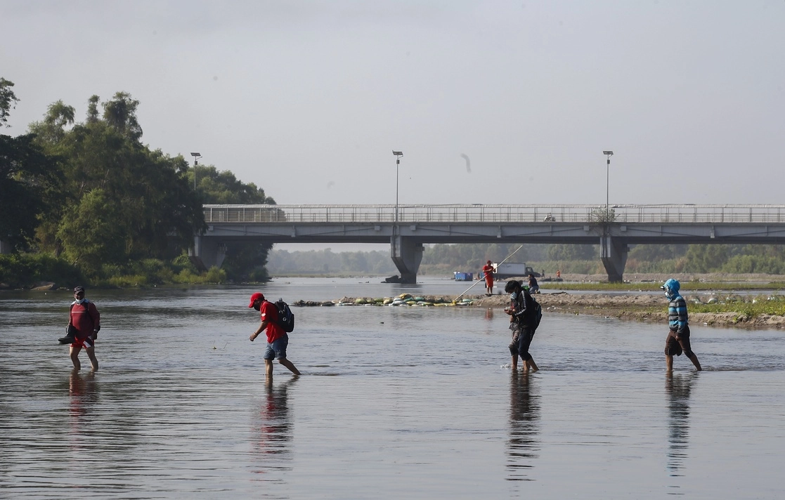 Migrantes guatemaltecos cruzan el río Suchiate rumbo a México, el 22 de marzo de 2021. Foto Víctor Camacho