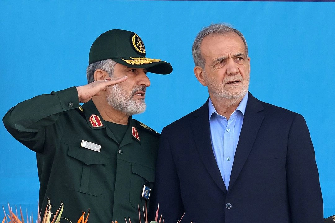 El presidente iraní, Masoud Pezeshkian (der.), y el comandante de la Fuerza Aeroespacial del Cuerpo de la Guardia Revolucionaria Islámica, Amir Ali Hajizadeh (izq.), durante un desfile militar en Teherán, en imagen de archivo. 