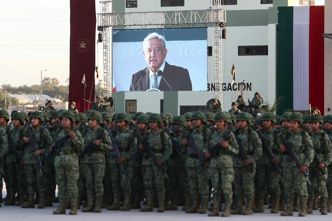 El presidente Andrés Manuel López Obrador encabezó la ceremonia conmemorativa del 110 aniversario del Ejército Mexicano e inauguró las instalaciones de la Brigada de Fusileros Paracaidistas en la base de Santa Lucía. Foto Luis Castillo 