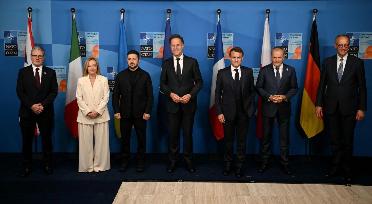 El primer ministro británico, Keir Starmer; la primera ministra italiana, Giorgia Meloni; el presidente ucranio, Volodymir Zelensky; el secretario general de la OTAN, Mark Rutte; el presidente francés, Emmanuel Macron; el primer ministro polaco, Donald Tusk; y el canciller alemán, Friedrich Merz en el marco de la cumbre de la OTAN en La Haya, el 25 de junio de 2025. Foto 