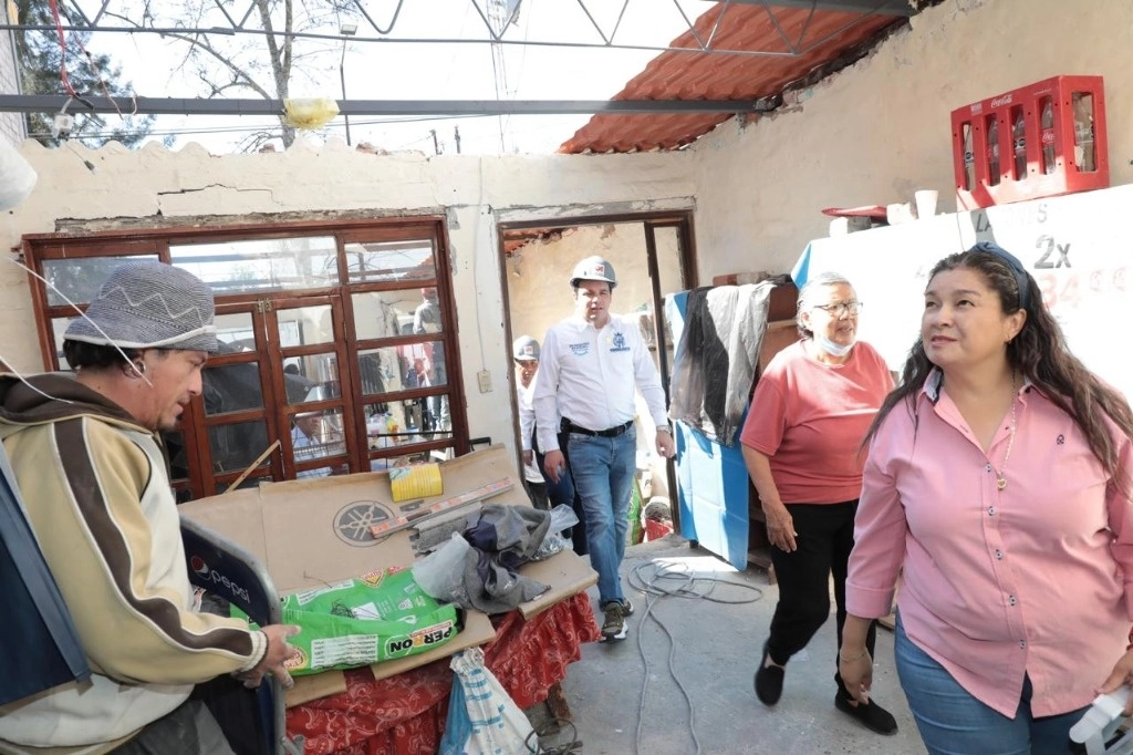 El secretario de Gobierno y la alcaldesa de Acámbaro, Claudia Silva Campos, supervisaron los trabajos de rehabilitación de las casas dañadas por la explosión y platicaron con las familias afectadas. Foto La Jornada 