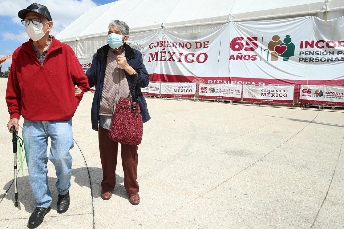 Adultos mayores tras su incorporación a la Pensión del Bienestar en la Ciudad de México. Foto María Luisa Severiano / Archivo