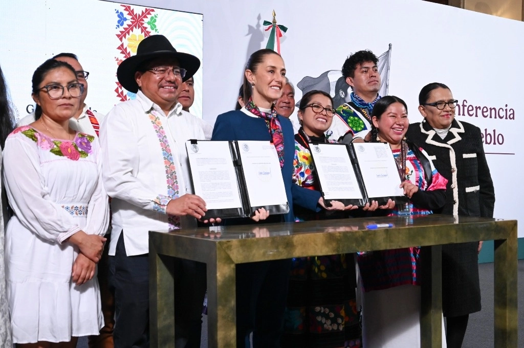 La presidenta Sheinbaum firmó dos decretos dirigidos a los pueblos indígenas: uno mediante el cual se les otorgan derechos plenos y otro a través del cual se crea una Comisión Presidencial para dar seguimiento a la instrumentación de los 17 planes de justicia que están en curso, el 10 de diciembre de 2024. Foto cortesía Presidencia