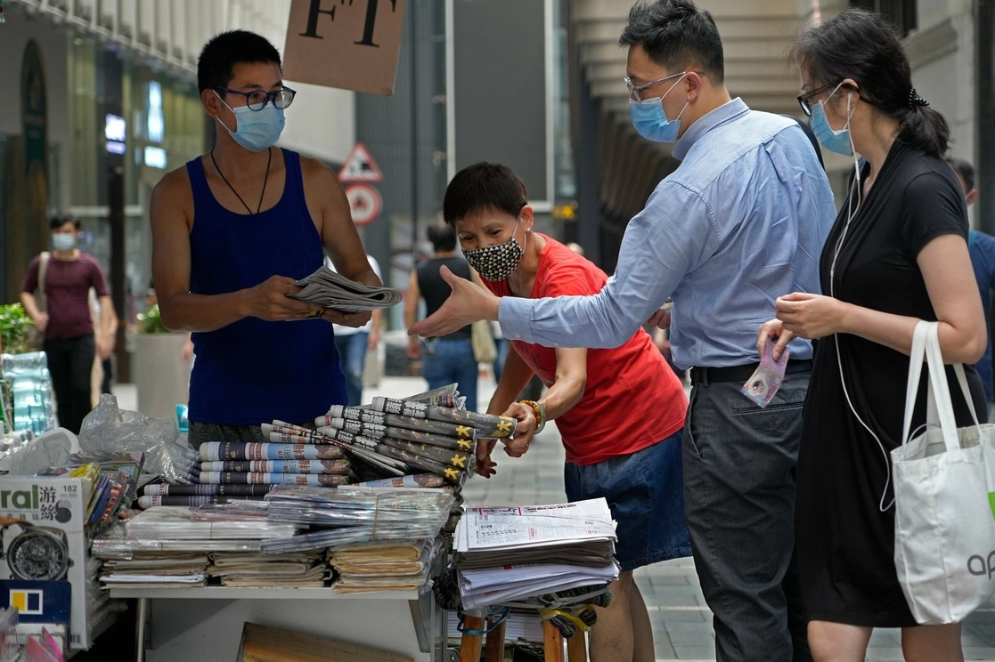 Las personas hicieron filas para comprar la edición de este viernes del ‘Apple Daily’ en una calle del centro de Hong Kong. Foto Ap 