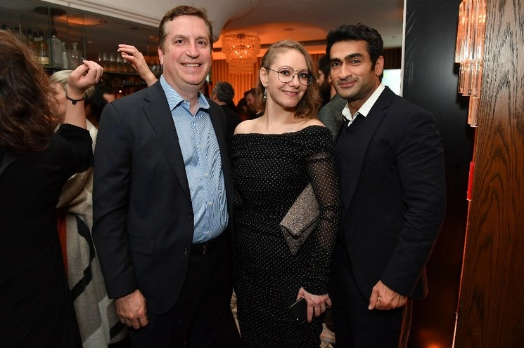Matt Cherniss, Emily V. Gordon and Kumail Nanjiani en la premiere de Apple +. Foto Afp