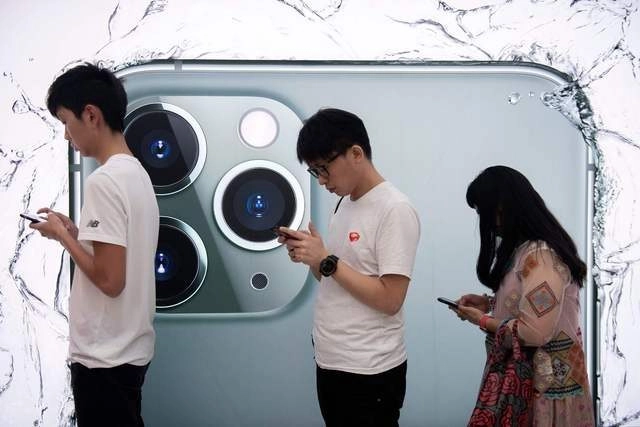 Fila para comprar el nuevo iPhone 11 en una tienda de Apple, en Hong Kong, el 20 de septiembre de 2019. Foto Afp /Archivo