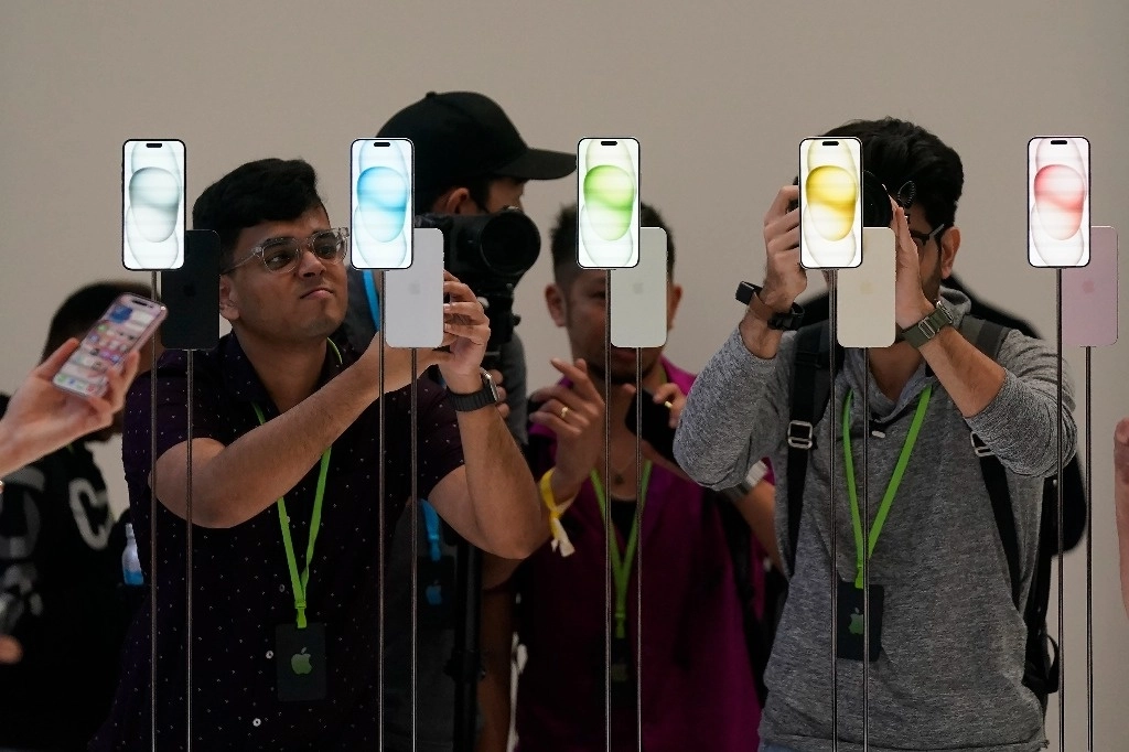  La gente mira los teléfonos iPhone 15 durante un anuncio de nuevos productos en Cupertino, California, el martes 12 de septiembre de 2023. Foto Ap