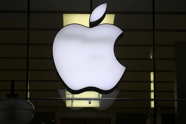 Apple anunció que retrasará el lanzamiento de sus nuevas y controvertidas herramientas de protección contra la pornografía infantil, acusadas por algunos de socavar la privacidad de sus dispositivos y servicios. Foto Ap / Archivo