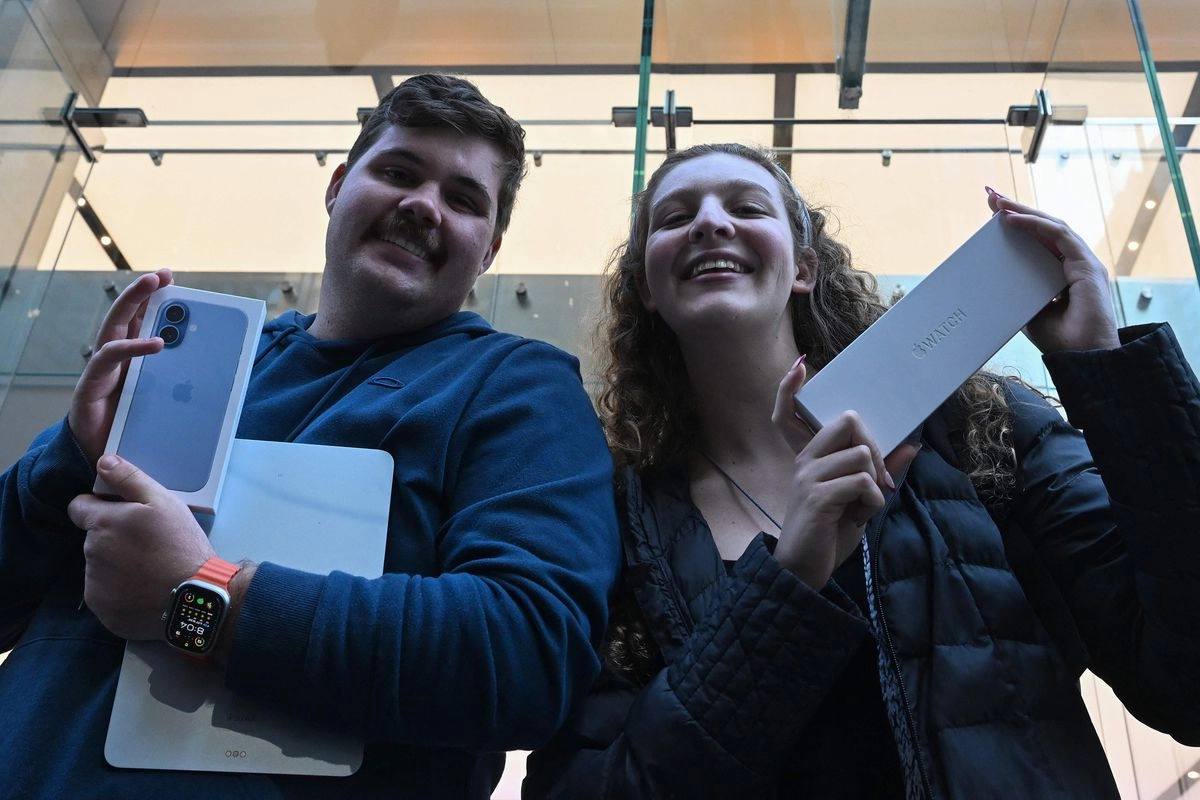 Clientes a su salida de una tienda tras comprar un iPhone 17 Pro y un Apple Watch, el 19 de septiembre de 2025. Foto 