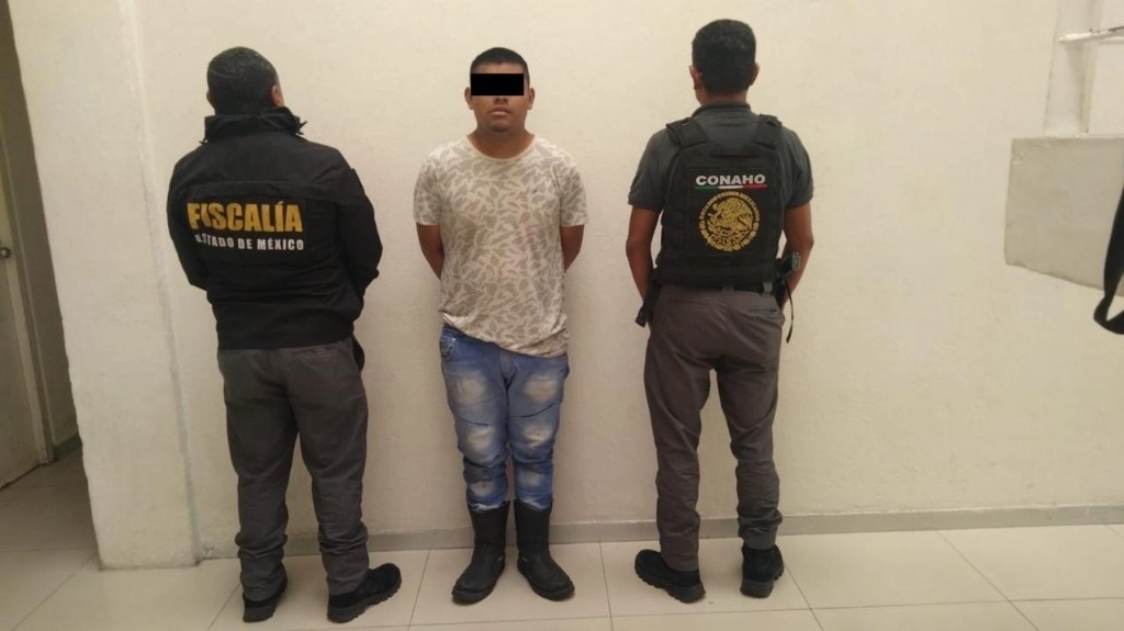 En tanto, en Nezahualcóyotl, el pasado 9 de julio, Efraín “N” (al centro) y Paola “N” estaban en una carnicería, en la colonia Juárez Pantitlán. Ahí, el hombre habría lesionado con un arma punzocortante a la mujer en tórax y espalda. Foto SSPC 