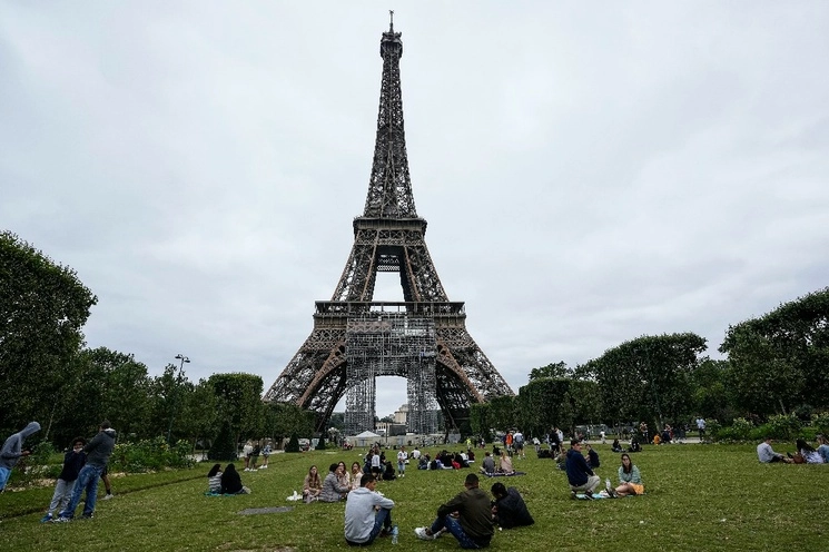 La turista mexicana fue agredida sexualmente por cinco sujetos en el llamado Campo Marte, explanada arbolada cercana a la Torre Eiffel en París, Francia. Foto A