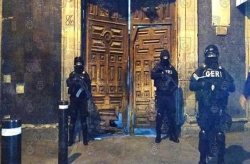 Policías de investigación cumplimentaron otra orden de cateo en un inmueble en la calle de República de Chile 38, en el Centro, donde se encontraron indicios relacionados con el caso, así como bolsas de hierba con las características de la mariguana. Foto cortesía de la FGJCDMX