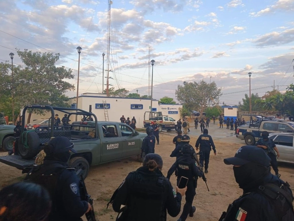 Elementos del Ejército Mexicano y de la Policía Estatal de Chiapas antier, durante un operativo en las instalaciones de la Secretaría de Seguridad Pública Municipal de Tonalá. Foto ‘La Jornada’