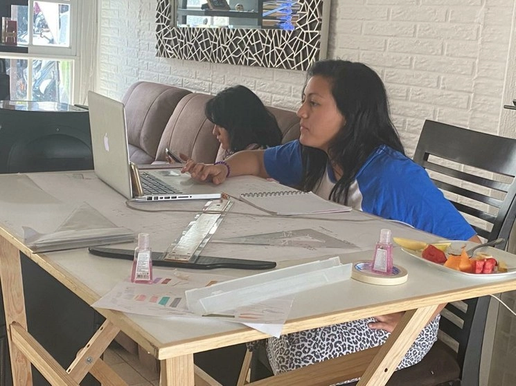 Una adolescente toma clases en línea desde su casa, como parte de las medidas de prevención  ante la propagación del Covid-19. Foto 'La Jornada