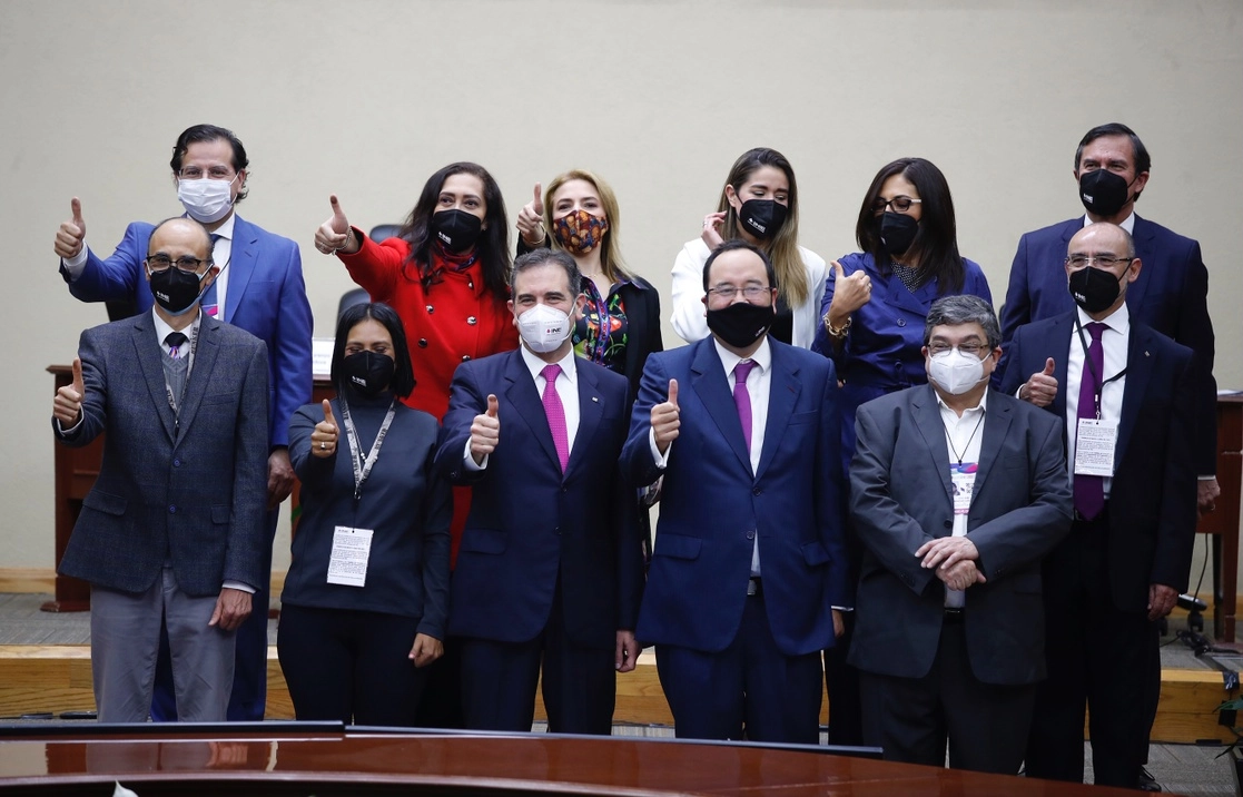 Lorenzo Córdova (centro) resaltó la vocación democrática de México. En la imagen de ayer, junto con sus compañeros consejeros del INE. Foto Cristina Rodríguez