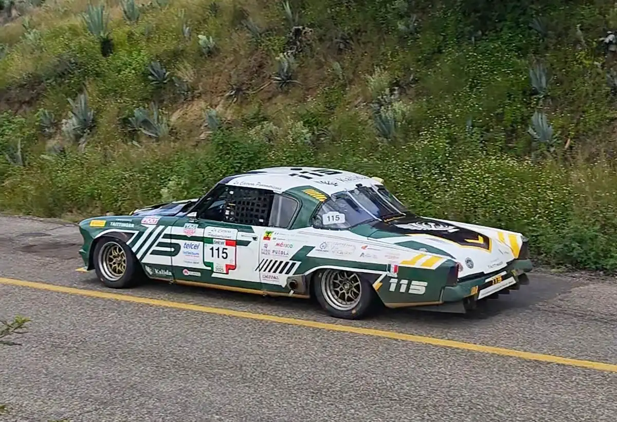 Hilaire Damiron al volante del Studebaker Commander y su navegante Laura Damiron se colocaron al frente de la tabla de posiciones al término de la etapa 1 de La Carrera Panamericana. Foto 