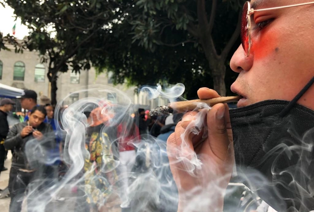 Integrantes de la organización Mariguana Liberación realizan una protesta frente a la Secretaría de Salud este 17 de noviembre de 2020. Foto Roberto García