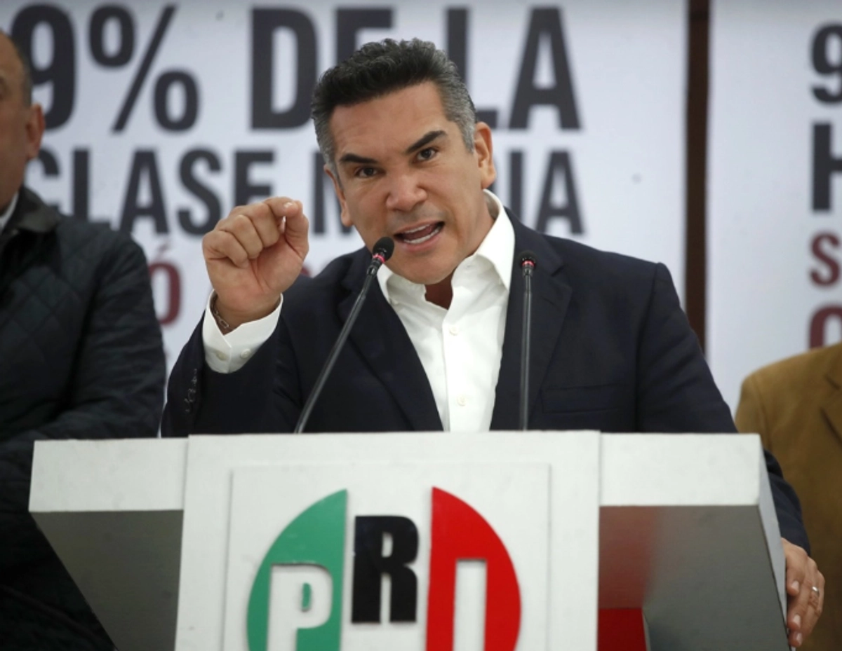 La primera solicitud de desafuero contra el dirigente nacional del PRI, Alejandro Moreno Cárdenas, es por presunto enriquecimiento ilícito; la segunda, por peculado. 