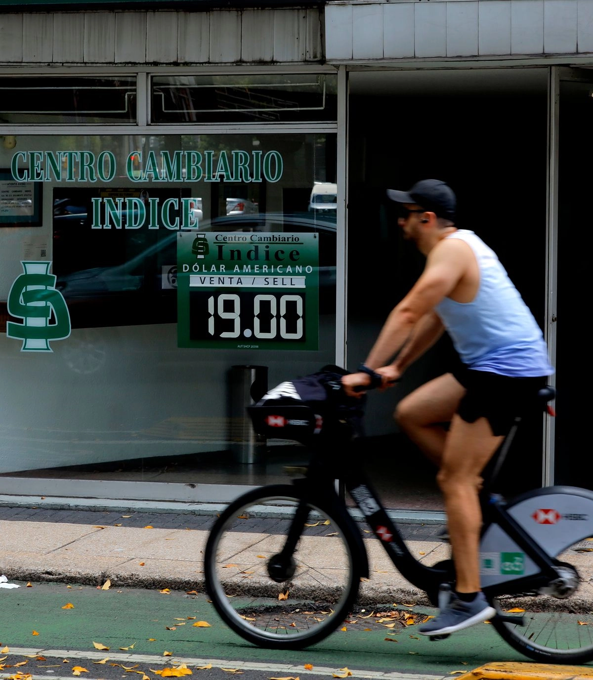 Este lunes, el peso mexicano presentó una apreciación diaria de 0.1%, para cerrar en las 18.3526 unidades por dólar spot. Foto 