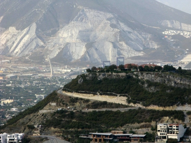 Viviendas alrededor de cerros y bosques en San Pedro Garza García, conurbado a Monterrey. Nuevo León. Foto Cuartoscuro /Archivo