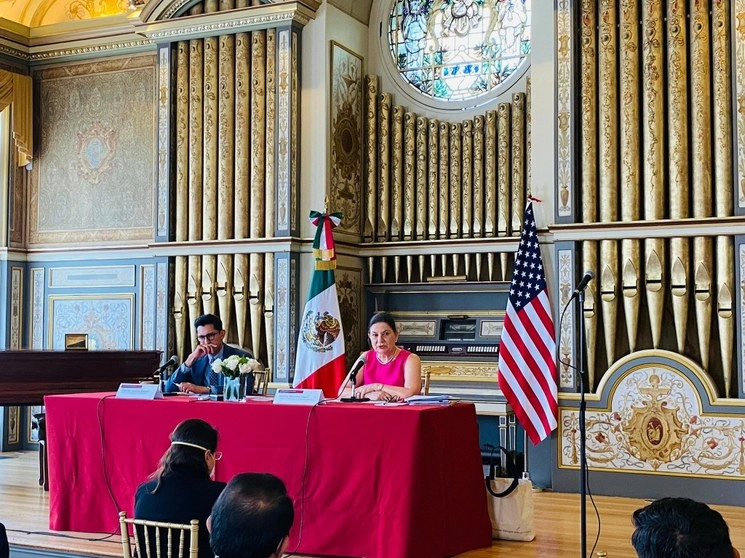 La embajadora de México en EU, Martha Bárcena, ofreció una conferencia en la que abordó el  resultado de la visita a Washington del presidente López Obrador. Foto difundida en el Twitter de @EmbamexEUA