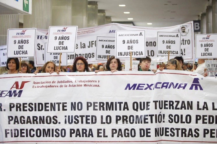 Trabajadores de Mexicana durante una protesta en imagen de archivo. Foto Guillermo Sologuren