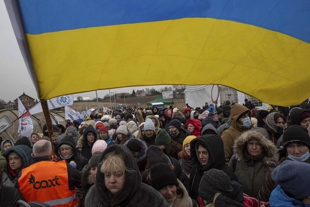 Ciudadanos ucranianos llegan a la ciudad fronteriza de Medyka, Poland. Foto Ap
