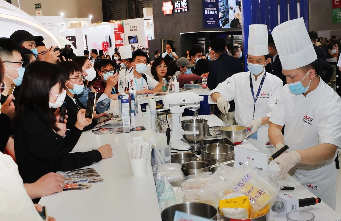 Durante la exposición de Pastelería China 2021 en el Nuevo Centro Internacional de Exposiciones de Shanghai, el 27 de abril de 2021. Foto Xinhua