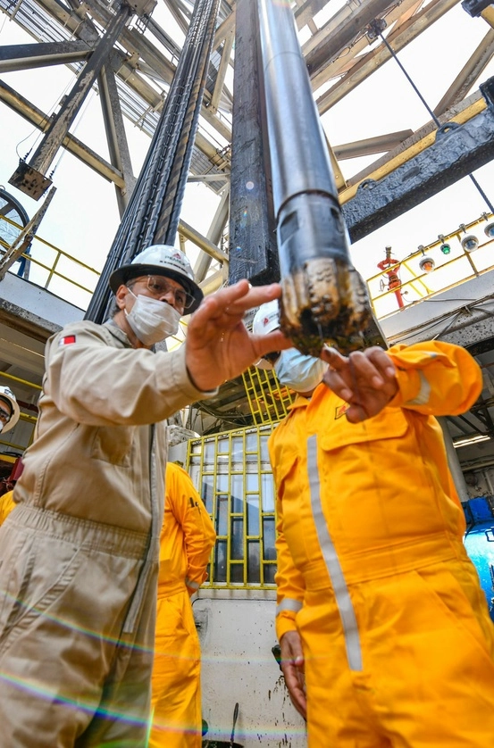 El director general de Pemex, Octavio Romero Oropeza durante un recorrido por las instalaciones de la Plataforma Sandunga, en Campeche. Foto Pemex