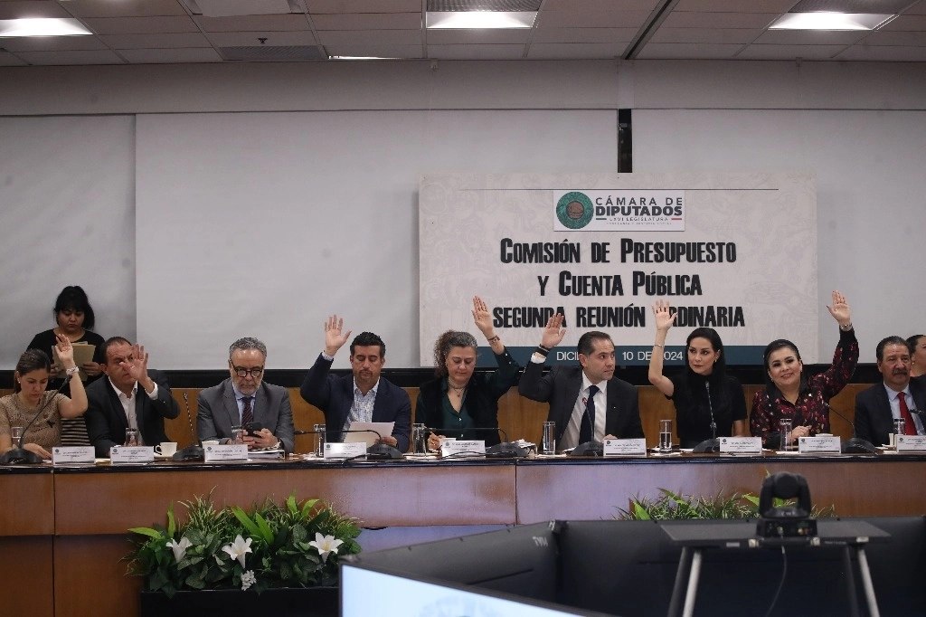 Miembros de la Comisión de Presupuesto de la Cámara de Diputados votan para aprobar el proyecto de Egresos para la Federación 2025. Foto Yazmín Ortega Cortés