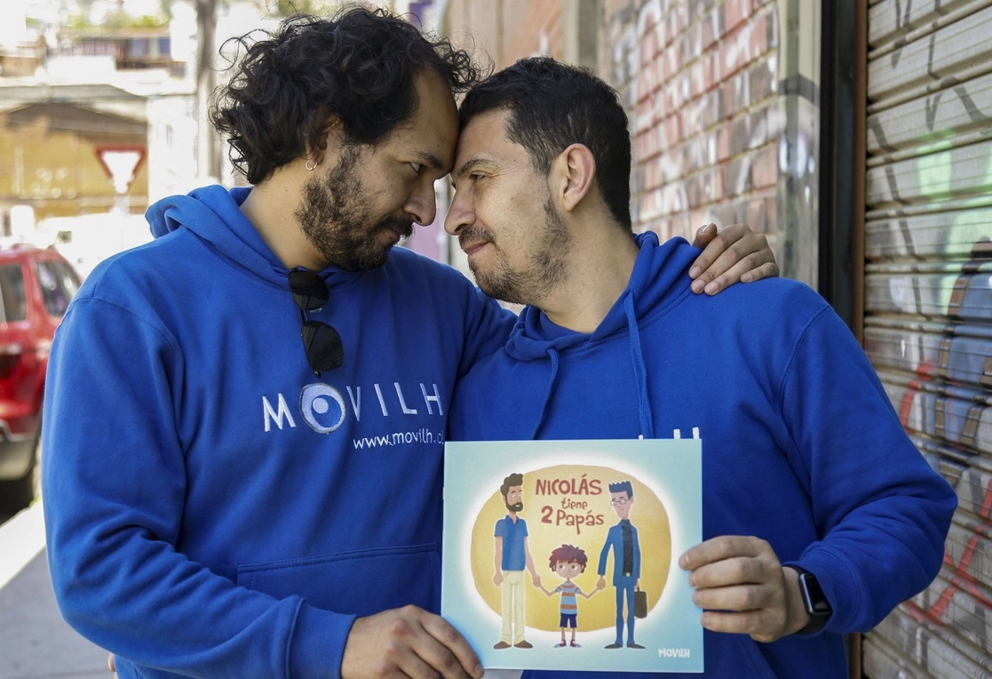 Una pareja de activistas que ha luchado durante dos años a favor del matrimonio igualitario, autores del libro 'Nicolás tiene dos papás', en Valparaiso, Chile, el 30 de noviembre pasado. Foto Afp
