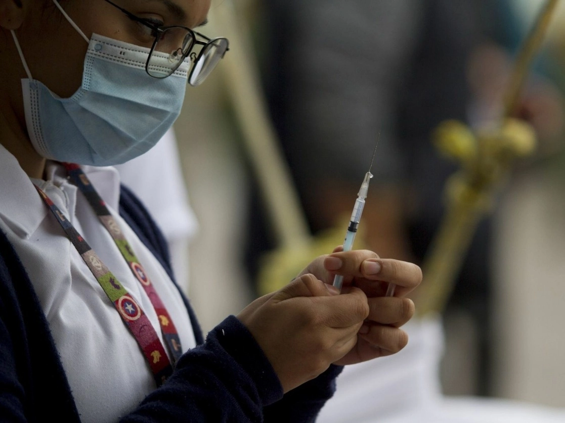 Enfermera de Nuevo León con una dosis de las vacunas contra el coronavirus. Foto Cuartoscuro/ Archivo