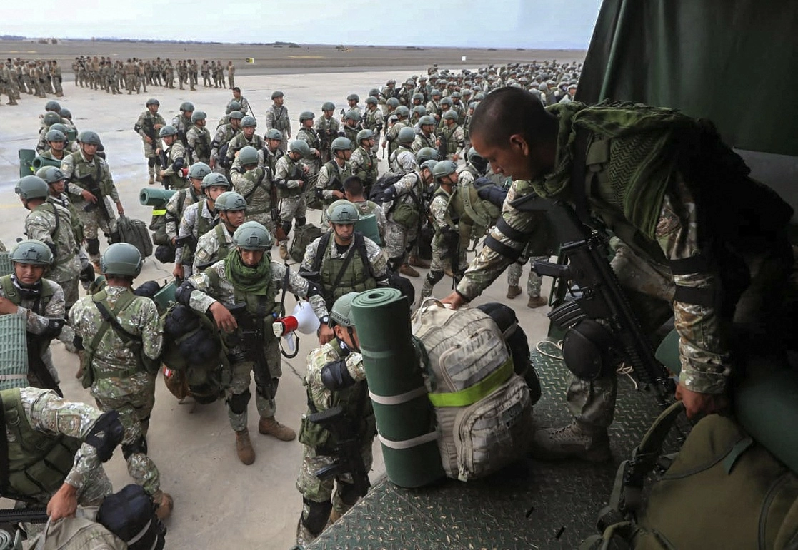 Soldados se dirigen hacia Ica, Perú, para respaldar a las fuerzas de seguridad que buscan desalojar a los manifestantes que bloquean la carretera Panamericana, el 30 de enero de 2023. Foto Afp 
