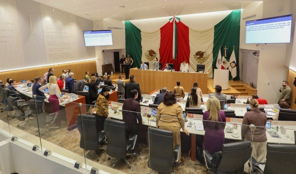 Durante la sesión ordinaria en el Congreso Local, las representaciones parlamentarias discutieron el paquete económico y realizaron posicionamientos en torno a las propuestas del gobernador del estado. La diputada Elia Sahara Sallard Hernández (Morena), presidenta de la Comisión de Hacienda, presentó el dictamen que contempla reformas y adiciones a la legislación fiscal estatal. Foto Cristina Gómez Lima 

