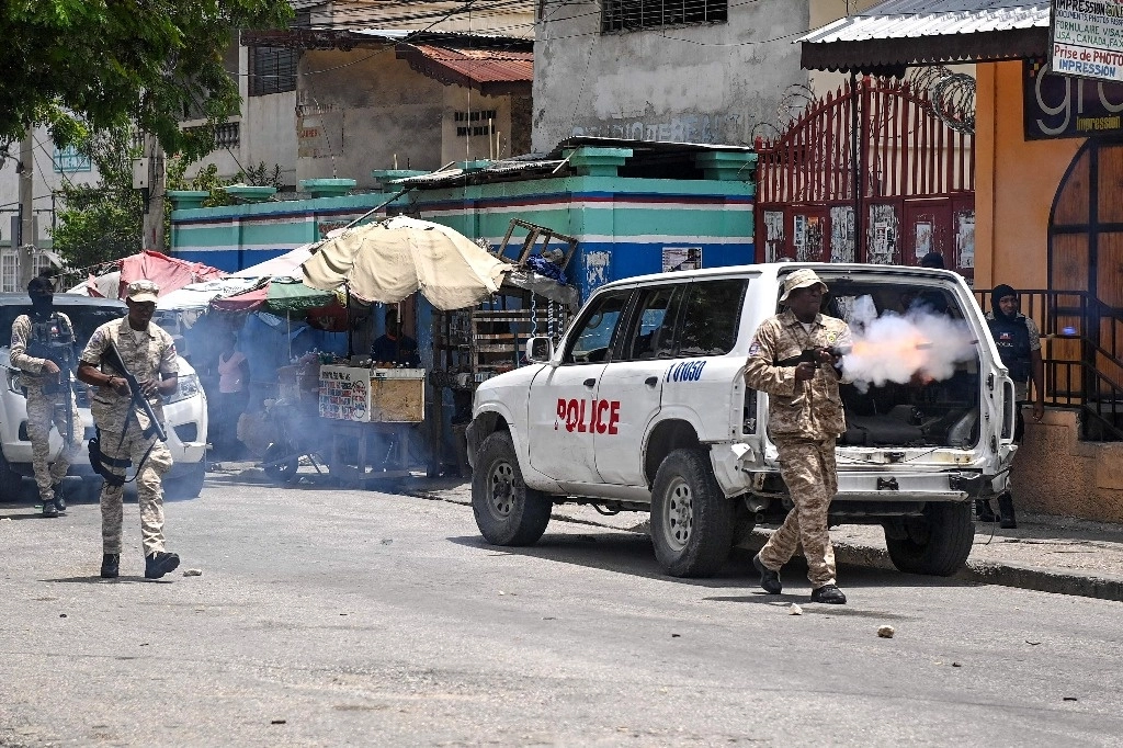 Agentes de policía lanzan gases lacrimógenos a manifestantes durante una protesta contra la inseguridad en Carrefour-Feuilles, un distrito de Puerto Príncipe, Haití, el 14 de agosto de 2023. Foto Afp