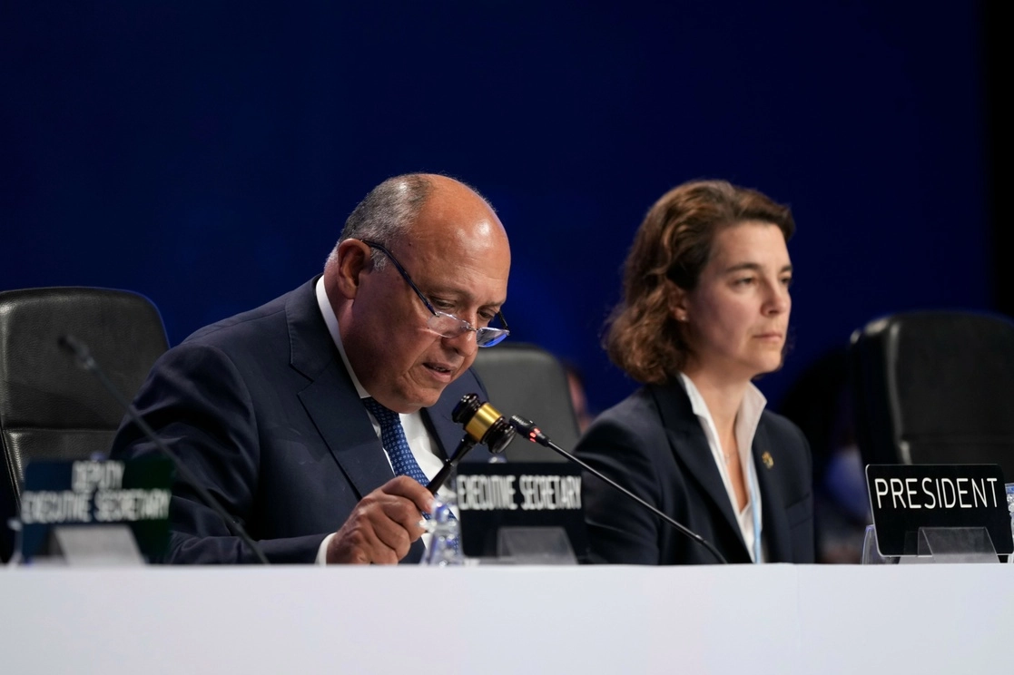 Sameh Shoukry (izq.), presidente de la cumbre climática COP27, durante la sesioón de clausura de los trabajos de la reunión para hacer frente al cambio climático. Foto Ap.
