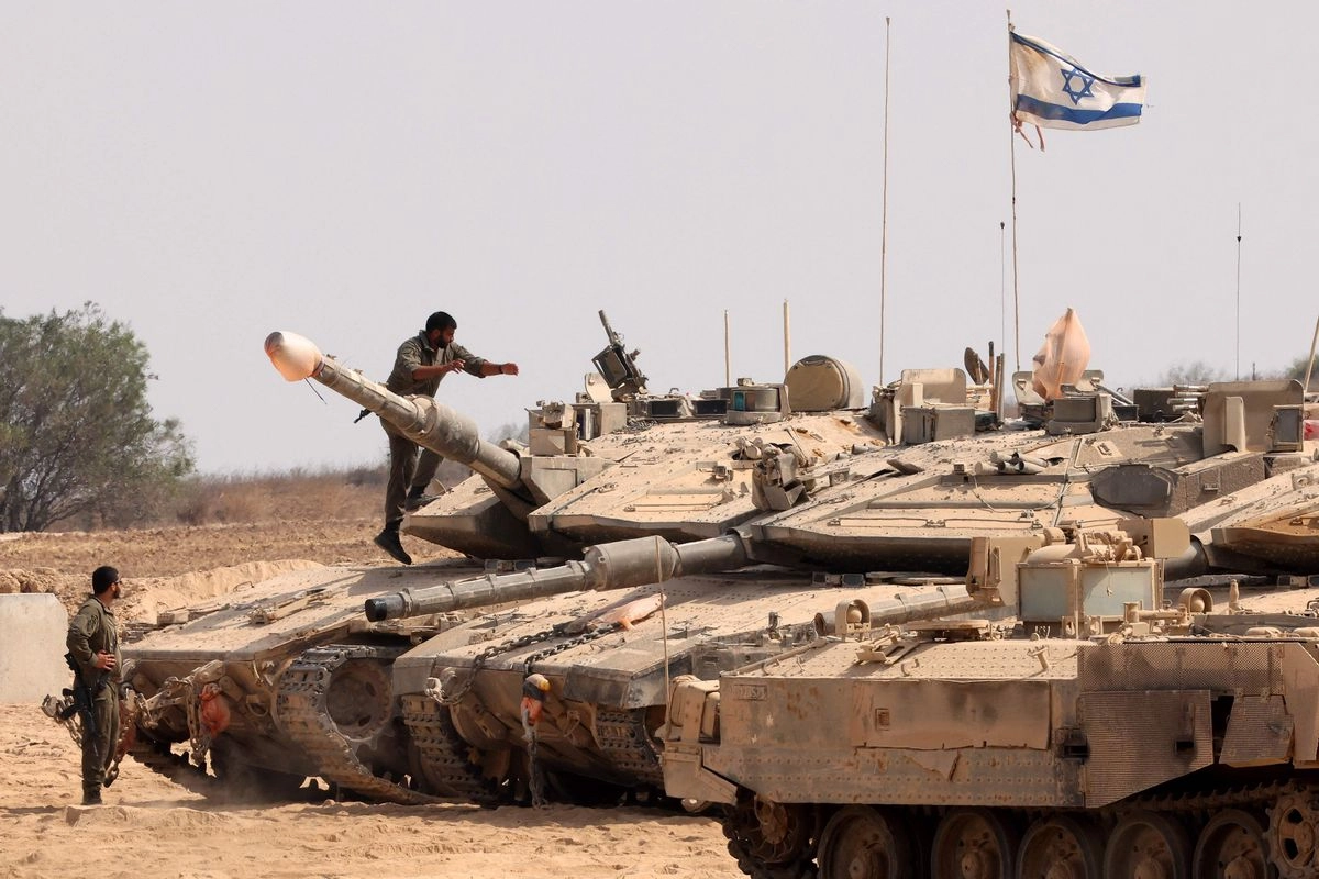 Las tropas israelíes despliegan sus tanques en la frontera con la franja de Gaza, el 13 de agosto de 2025. Foto 
