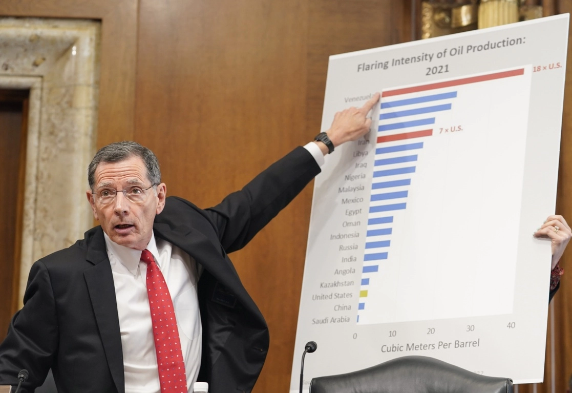 El senador republicano John Barrasso, R-Wyo durante una audiencia del Comité Senatorial de Energía y Recursos Naturales sobre la solicitud de presupuesto para el año fiscal 2023 para el Departamento del Interior, en Washington, el 19 de mayo de 2022. Foto Ap