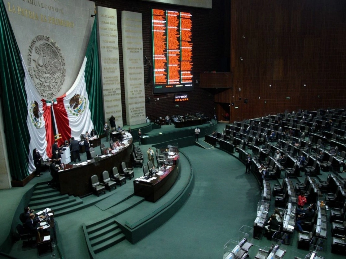 La Cámara de Diputados aprobó ayer la reforma al sistema de pensiones que reduce de mil 250 a mil el número de semanas de cotización y aumenta las aportaciones de la patronal y del Estado con el fin de que los trabajadores cuenten con una pensión mínima garantizada. Foto Cuartoscuro 
